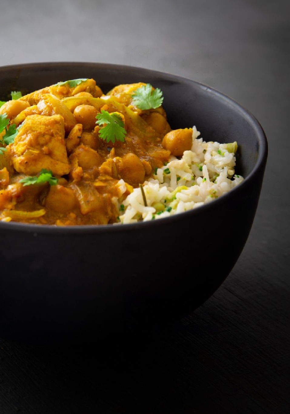 Resepti | Vegaaninen kikherne-kookoscurry kasvisten kanssa 